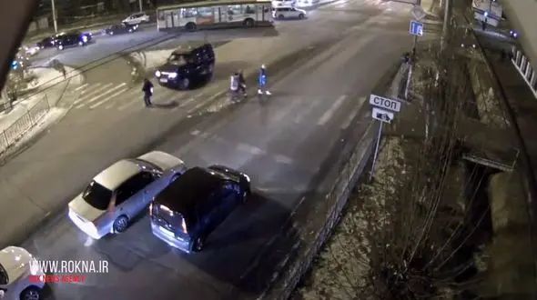 بی‌تفاوتی راننده‌ها در برابر تصادف وحشتناک عابر پیاده+ فیلم