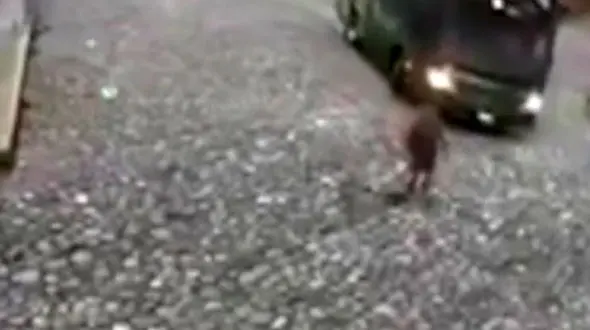 لحظه وحشتناک زیر گرفتن یک زن توسط اتوبوس + فیلم