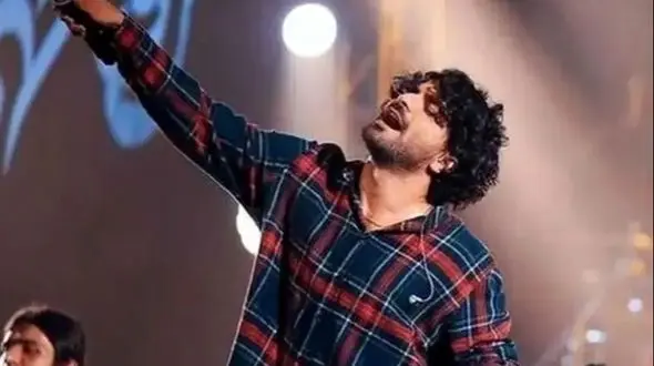 فیلم آواز احساسی / عرفان طهماسبی تو اجرا جلو مور و ملخ آدم آهنگ گوگوش با صدا مردونش خوند 