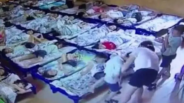 رفتار به دور شان معلم زن با یک پسر بچه / فیلم دوربین مداربسته آبروی معلم را برد+ عکس
