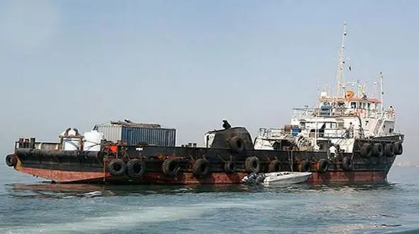 کمک ناوشکن آمریکایی به کشتی باری ایرانی