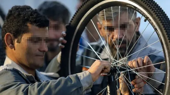 زندانیان قزلحصار دوچرخه دست ساز خودشان را به فرزندانشان هدیه دادند + عکس