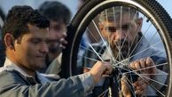 زندانیان قزلحصار دوچرخه دست ساز خودشان را به فرزندانشان هدیه دادند + عکس