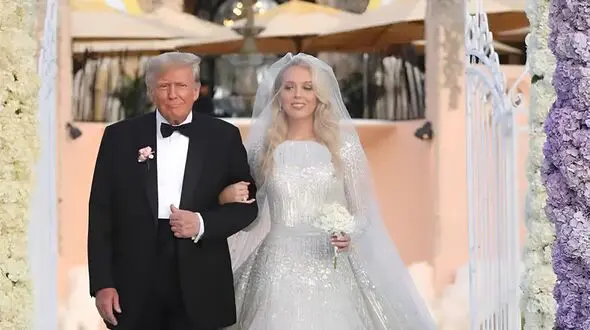 عکس ها / نگاهی به جشن عروسی مجلل تیفانی، دختر کوچک ترامپ؛ از طراحی دکور اعیانی تا حضور همزمان هر دو همسر ترامپ در مراسم