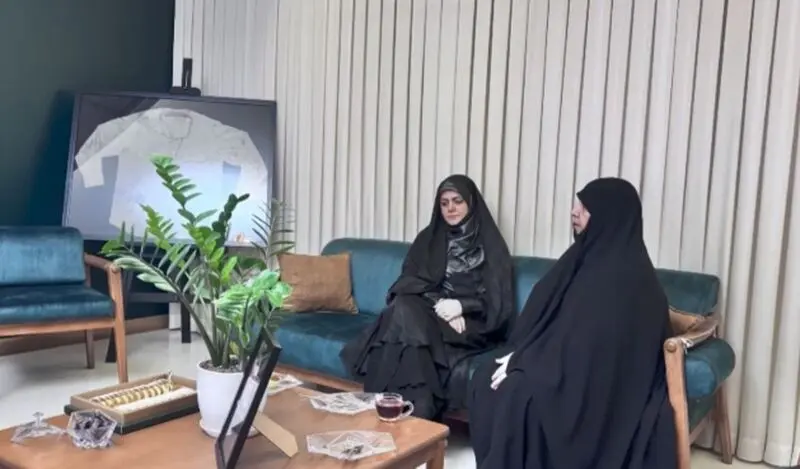 عکس ها / نگاهی به چیدمان و دکوراسیون شیک و خوشرنگ خانه سردار شهید حاجی زاده / از فرش قرمز اصیل ایرانی تا موبل های سبزرنگ با گلدان زاموفیلیا و آشپزخانه ای ساده