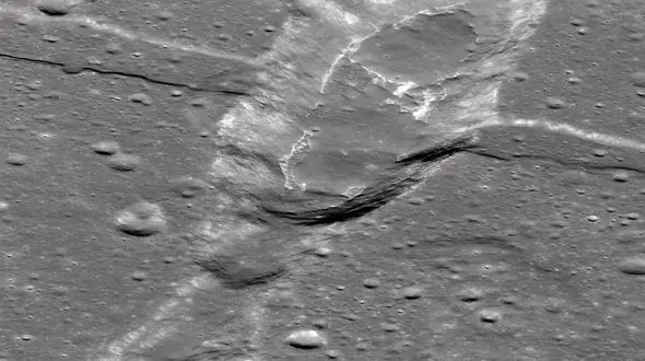 حضور آتشفشان‌ها در ماه 