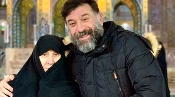 نگاهی به رخت عزا و صورت ریش دار علی انصاریان در مراسم ختم پدرش/ روحشان شاد و یادشان گرامی+عکس