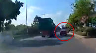 فیلم عجیب از سبقت وحشتناک خودرو در خیابان / تریلر و اتوبوس خیابان را بستند + عکس 