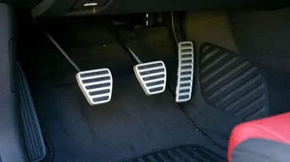 این مشکلات پدال گاز و ترمز خودرو را جدی بگیرید