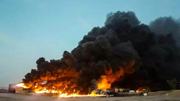  آتش سوزی مخازن قیر غرب بندرعباس  18ساعت طول کشید+ عکس