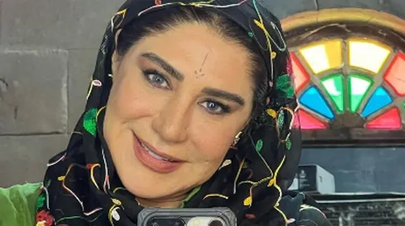 فیلم / نگاهی به چیدمان شاهانه و مینیمال اتاق خواب نسیم ادبی، بازیگر سریال ناریا/ از سرویس چوبی مدرن تا پرده‌های حریر