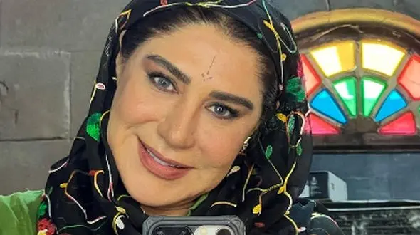 فیلم / نگاهی به چیدمان شاهانه و مینیمال اتاق خواب نسیم ادبی، بازیگر سریال ناریا/ از سرویس چوبی مدرن تا پرده‌های حریر