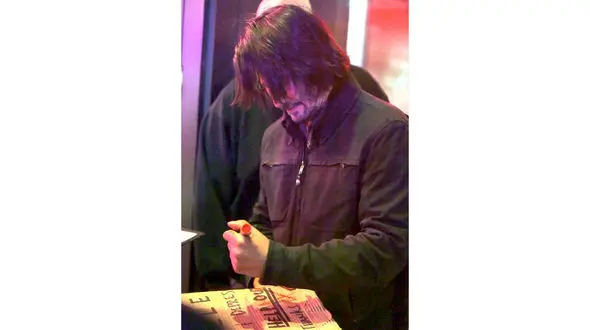 مهربانی کیانو ریوز با مرد بی‌خانمان سر صحنه فیلمبرداری+ عکس