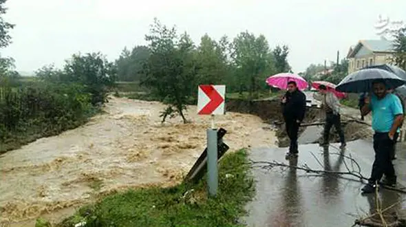 تخریب جاده‌های صومعه‌سرا بر اثر سیل
