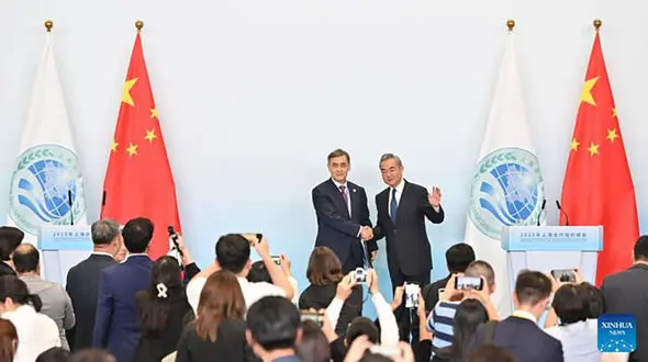 وانگ یی بانک توسعه سازمان همکاری شانگهای را موتور پیشرفت اقتصادی اعضا معرفی کرد