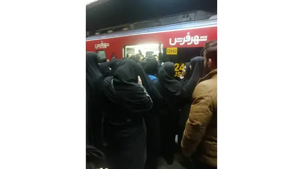 عدم توقف قطار در سه ایستگاه مترو به دلیل اتصالی سیستم برق