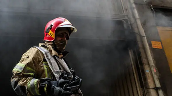 5 زن و مرد و کودک در محاصره آتش سوزی وحشت آور یک خانه در درچه خمینی شهر 