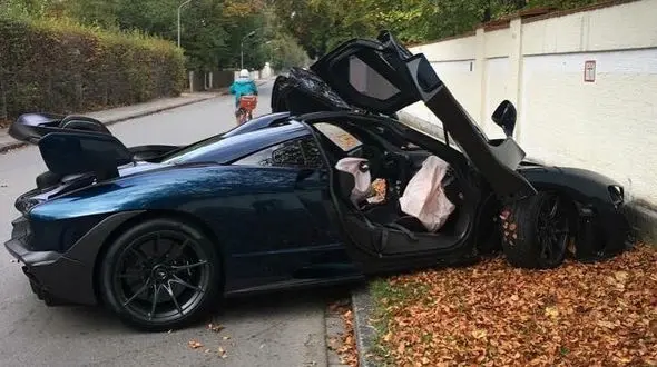 تصادف با خودروی صفر میلیاردی + عکس