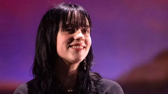 جنجال زشت ترین رفتار خانم بازیگر و نامزدش ! / اینجا اتاق خواب نیست !