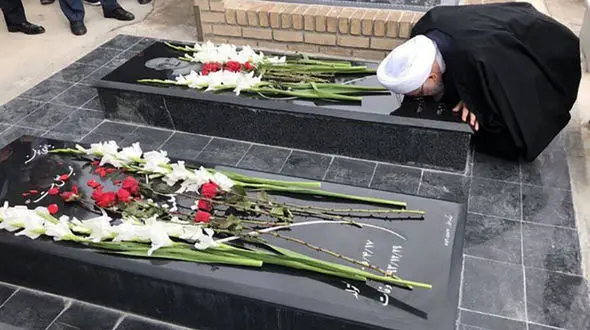 بوسه حسن روحانی بر مزار والدین خود+عکس