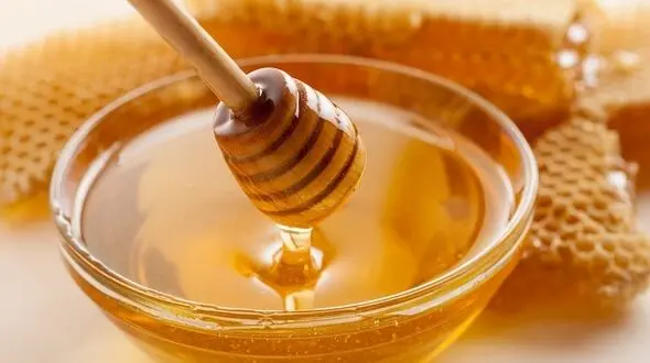 چرا عسل شکرک می زند؟