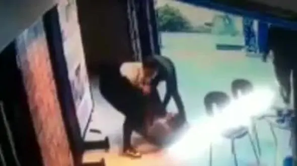 فیلم / دزدان در روز روشن با چاقو به جان مرد تهرانی افتادند