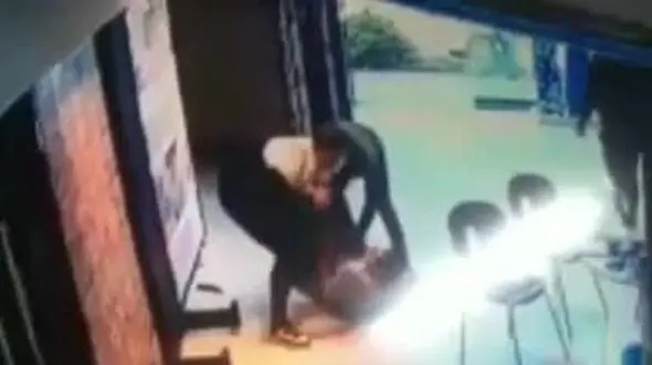 فیلم / دزدان در روز روشن با چاقو به جان مرد تهرانی افتادند