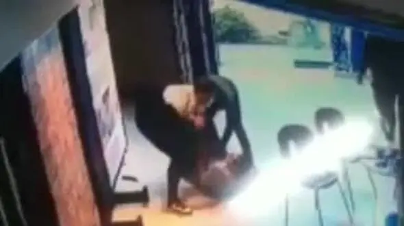 فیلم / دزدان در روز روشن با چاقو به جان مرد تهرانی افتادند