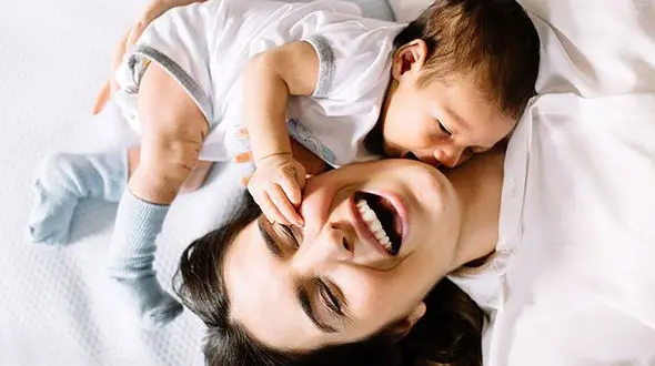 این عکس اشک همه را در آورد/ شیرخوردن نوزاد از مادر درحال مرگ 