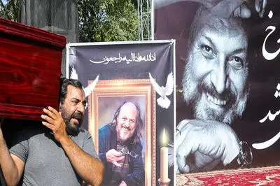 مروری بر چهره های غمزده جمشید هاشم پور، شبنم مقدم و عموقناد در مراسم عزای امین تارخ بازیگر گاهی به پشت سر نگاه کن/روحش شاد و یادش گرامی+عکس