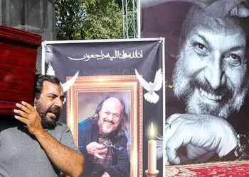 مروری بر چهره های غمزده جمشید هاشم پور، شبنم مقدم و عموقناد در مراسم عزای امین تارخ بازیگر گاهی به پشت سر نگاه کن/روحش شاد و یادش گرامی+عکس