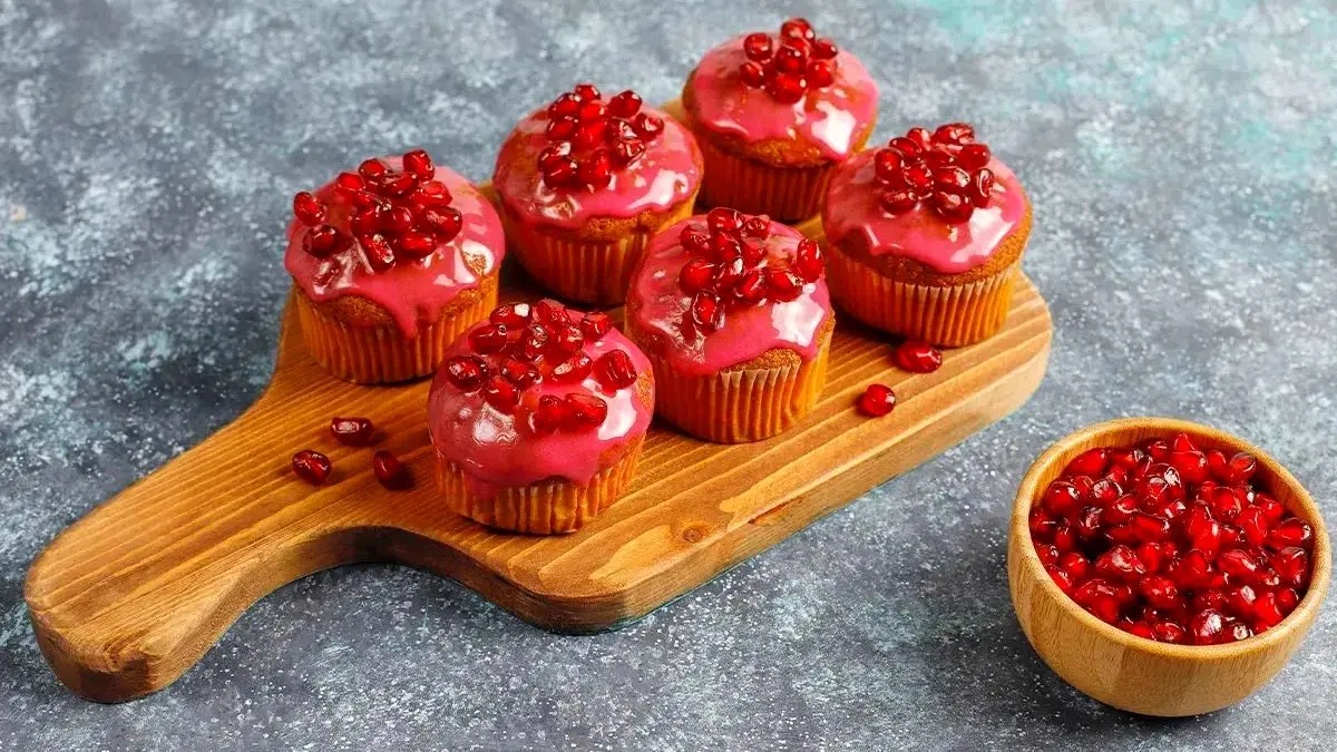 گلچین 10 تزئین کیک شب یلدا برای مهمانی‌ های خاص و عکس