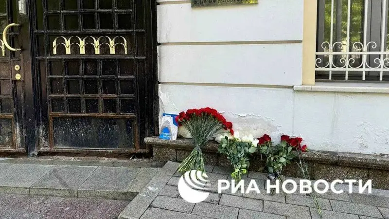 رزهای سرخ و سفید در برابر سفارت ایران در مسکو، به یاد و خاطره رئیس جمهور ایران