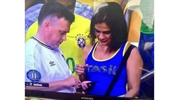 پخش اتفاقی صحنه خیانت به همسر، روی صفحه نمایش استادیوم! +عکس