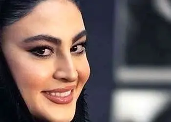 فیلم / لحظات مفرح مریم مومن با آواز و تشویق همکلاسی‌ها در مدرسه/ خوانندگی خانم بازیگر بالای درخت