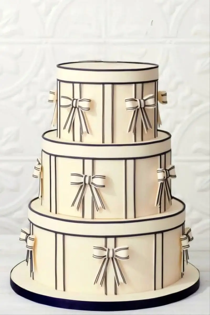 کیک تولد سفید مشکی مردانه