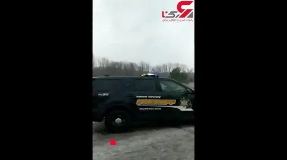 لحظه چپ کردن تریلی هجده چرخ در جاده‌ای یخ زده + فیلم