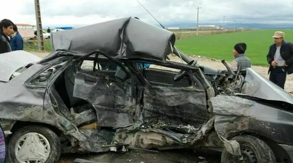 حبس شدن سرنشینان در تصادف ریو و پراید / در کرمان رخ داد