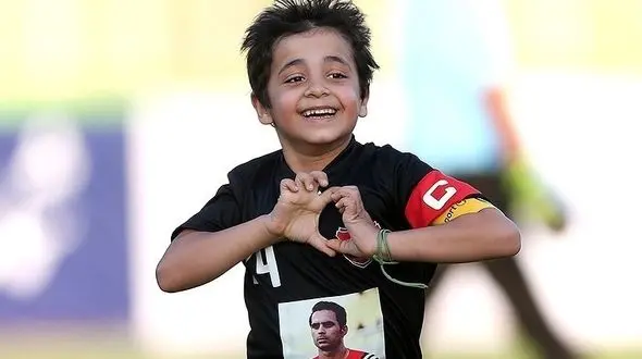 اهدای جام قهرمانی پرسپولیس توسط هانی نوروزی