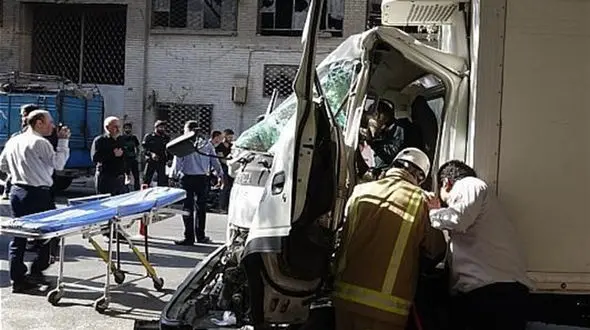 عکس های عجیب وقتی راننده داخل کامیون مچاله زندانی شد + جزییات