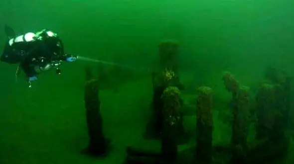 راز  سنگ‌های مرموزی که در اعماق یک دریاچه کشف شدند 