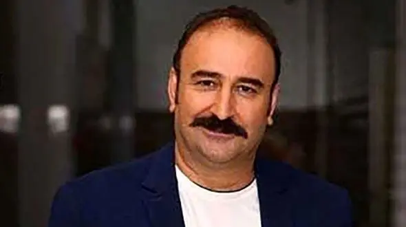 عکس قاب عاشقانه مهران احمدی در کنار همسرش / دخترش زیادی شبیه خودش نیست؟