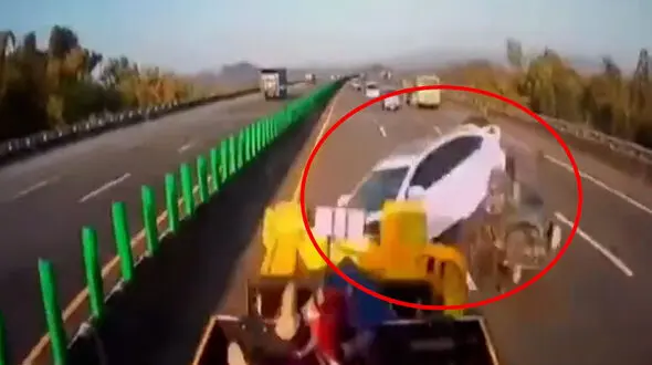 فیلم برخورد یک شاسی بلند با عوامل شهرداری در کنار خیابان