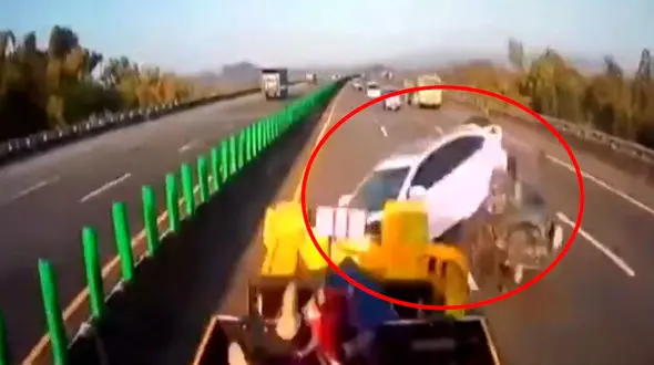 فیلم برخورد یک شاسی بلند با عوامل شهرداری در کنار خیابان