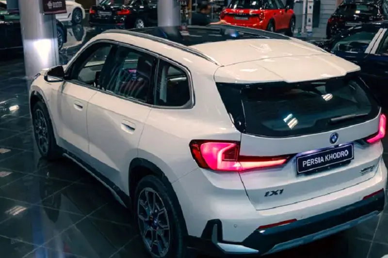 بی‌ام‌و iX1 2025 - سقف شیشه ای