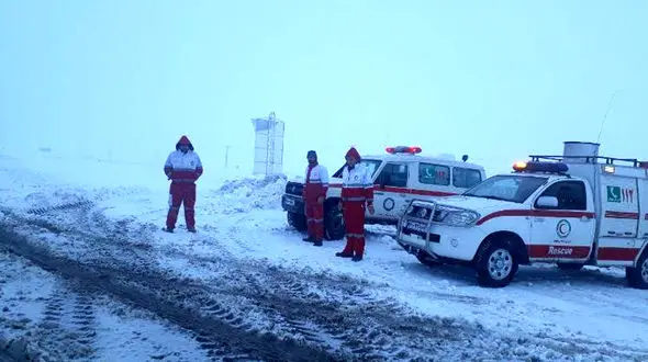 امدادرسانی هلال احمر زنجان به مسافران گرفتار شده در کولاک