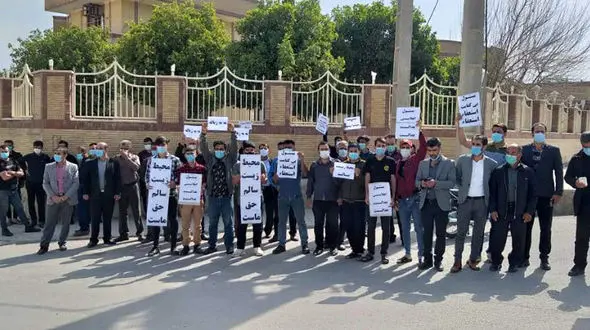 اعتراض روستاییان ایذه ای مقابل دادگستری / روستا زباله دانی نیست!+ فیلم 