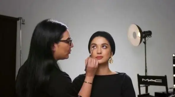 تبلیغات جنجالی یک برند معروف برای آرایش زنانه قبل از سحری ! +عکس 