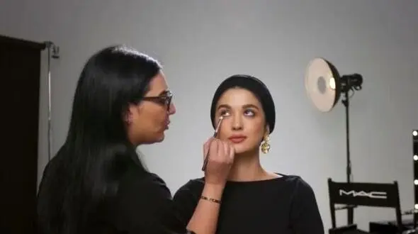تبلیغات جنجالی یک برند معروف برای آرایش زنانه قبل از سحری ! +عکس 