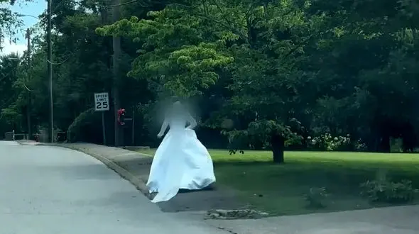 فیلم واقعی لحظه فرار عروس از دست داماد ! / تا در خانه عشق اش دوید ! / ببینید نقشه کشیده بود !